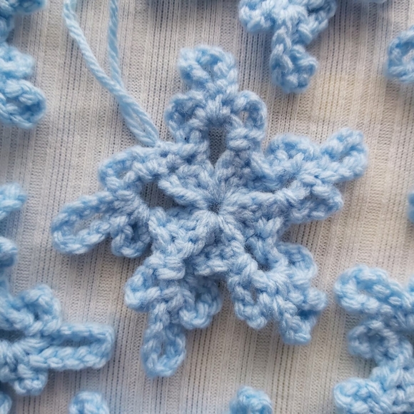 Crocheted snowflake ornaments - Picture 5 of 7